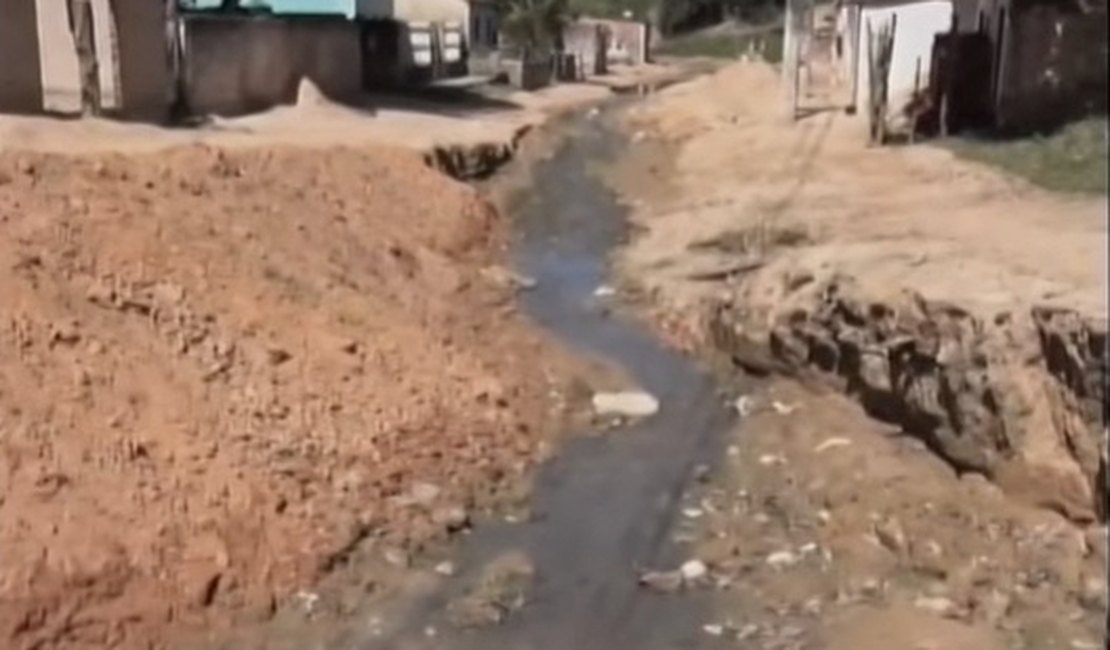 Casas são tomadas por água de córrego; Av. Josefa de Melo teria agravado situação