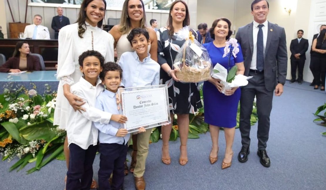 Sessão solene homenageia legado do juiz John Silas com entrega de comenda à família
