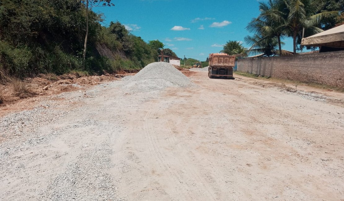 Prefeitura de Arapiraca interdita Rua São Roque para serviços de drenagem e pavimentação asfáltica
