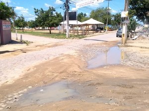 [Vídeo] Falta de pavimentação e esgoto a céu aberto causam transtornos no Planalto e Massaranduba