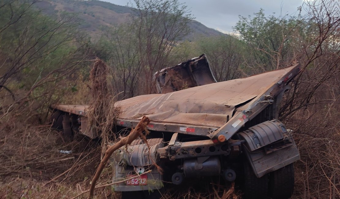 Homem fica ferido após caminhão capotar na Serra das Pias, em Palmeira dos Índios