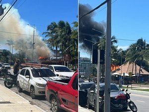 Incêndio atinge quiosque em frente à estátua da Sereia na orla da Pajuçara