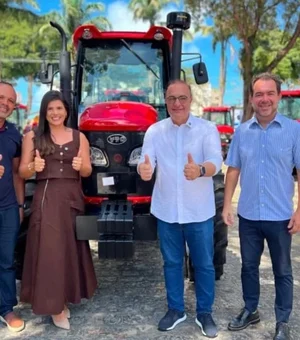 Prefeita Marcela Gomes recebe trator do governo estadual para Novo Lino