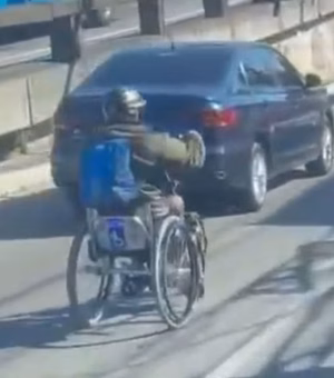 Homem em cadeira de rodas circula no trânsito e faz ultrapassagens; veja
