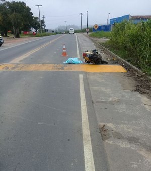 Jovem morre ao colidir com moto na traseira de carro na rodovia AL - 105