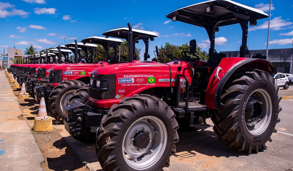 Arapiraca recebe 15 tratores para o fortalecimento da agricultura familiar