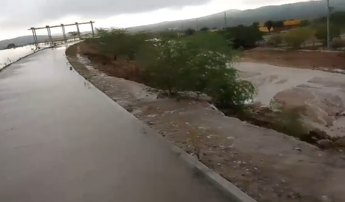[Vídeo] Águas do Canal do Sertão transbordam após chuvas e abrem crateras às margens do reservatório