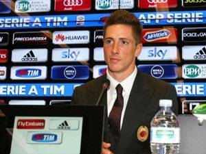 Torres é apresentado como jogador do Milan e recebe camisa 9