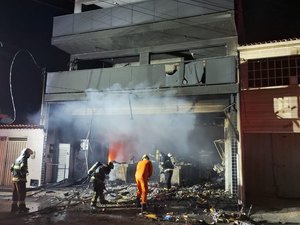 Mercadinho é destruído durante incêndio no bairro da Jatiúca