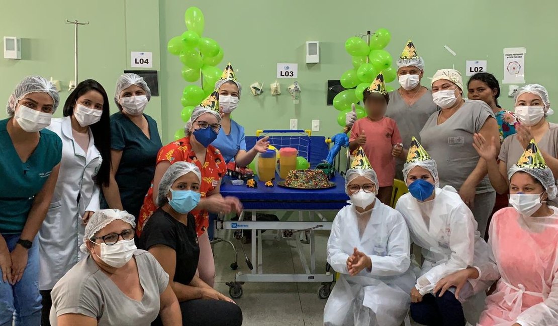 Menino agredido pelo padrasto ganha bolo de aniversário no HE do Agreste