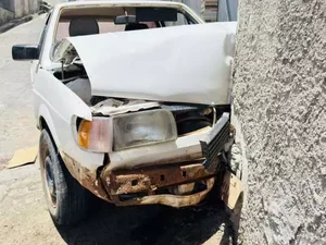 Carro desgovernado atinge muro de residência e deixa feridos em Joaquim Gomes