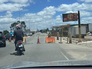 Vazamento em tubulação abre cratera e danifica trecho da Avenida José Alexandre, em Arapiraca