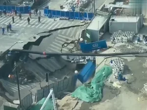 Cratera gigante “engole” parte de avenida em Xangai, na China