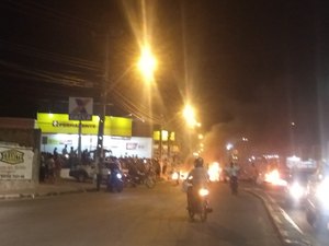 População bloqueia via principal no bairro do Jacintinho