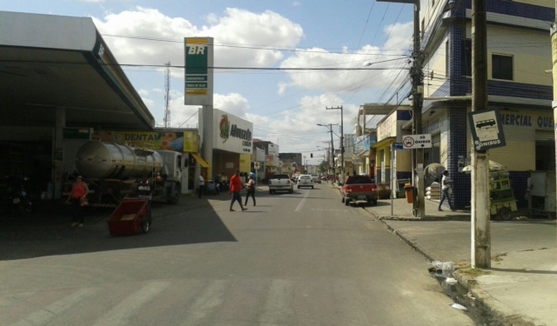 Dupla leva mais de R$ 8 mil em assalto a armazém