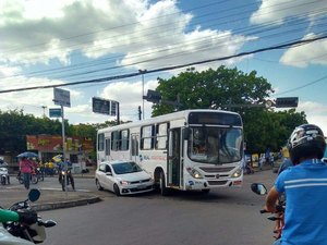 Ônibus e carro colidem e causam acidente em praça de Arapiraca