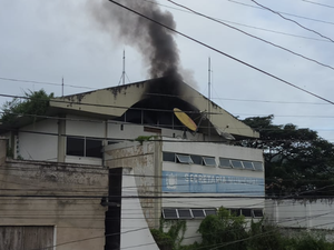 [Vídeo] Prédio abandonado da antiga agência do Banco do Brasil pega fogo em Traipu