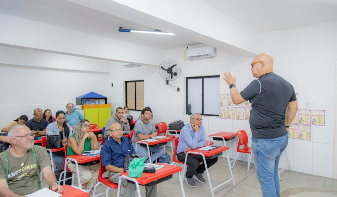 Idosos superam desafios e voltam à escola para aprender um novo idioma