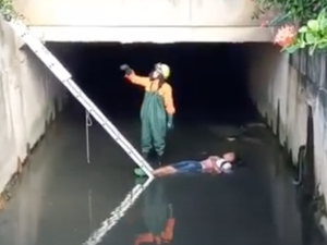 [Vídeo] Jovem embriagado cai em canal de esgoto e tira um cochilo, em Arapiraca