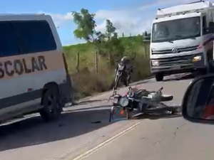 Motociclista fica ferido após colisão com van escolar em Lagoa da Canoa