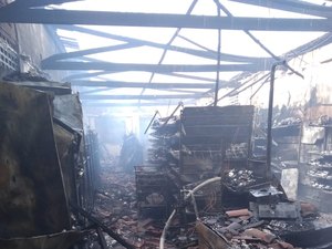 [Vídeo] Incêndio durante a madrugada destrói mercadinho em Arapiraca 