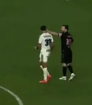 Messi é multado após dar tapa no rosto de adversário