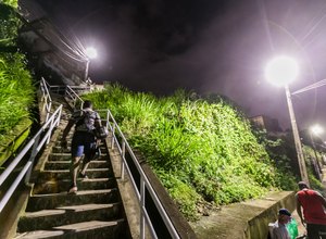 Prefeitura amplia pontos de iluminação em mais quatro grotas e no Feitosa