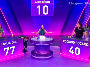 Raul Gil repete feito de Silvio Santos e perde as calças em programa