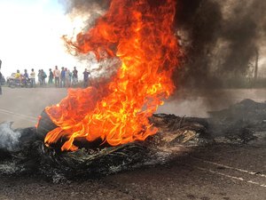 [Vídeo] Moradores interditam AL 115 em protesto a Reforma da Previdência no Agreste