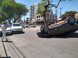 Populares flagram capotamento de veículo na Jatiúca