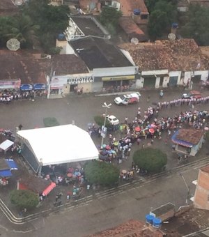 Tocha Olímpica é recebida por centenas de pessoas em São Sebastião