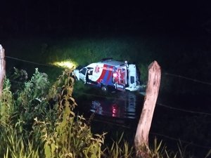 Mulher em situação de parto e motorista de ambulância sofrem acidente e são resgatados por militares