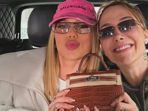 Em Paris, Virginia Fonseca presenteia sócia com bolsa de quase R$ 500 mil