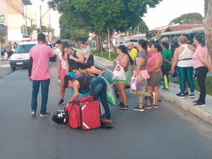 Duas motos colidem em cruzamento na Avenida Ceci Cunha e um dos condutores fica ferido
