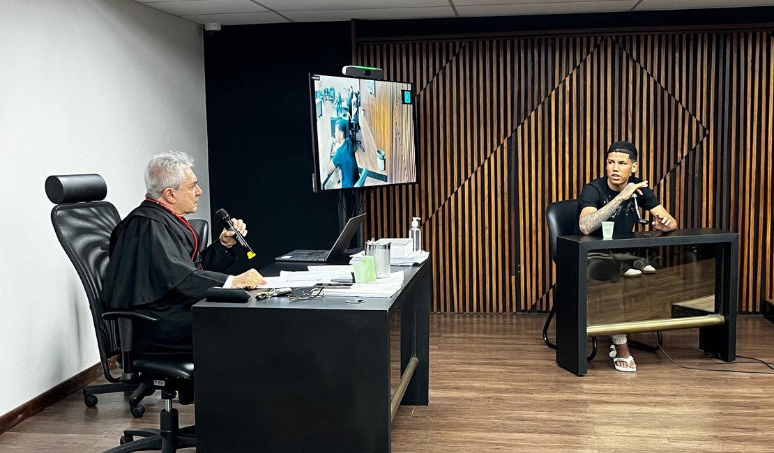 Frente a serial killer, jovem relata sequelas dos tiros e mostra bolsa de colostomia