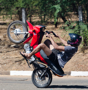 Motoqueiro empina moto, desobedece policiais, é perseguido e preso