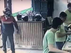 {Vídeo} 'Ladrãozinho inexperiente', diz supermercado que ignorou assaltante