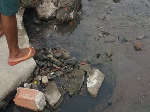[Vídeo] Moradores reclamam de esgoto a céu aberto em rua de Bebedouro