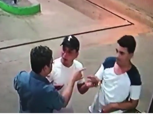 Câmeras registram o momento em que Vandiele se encontra com os assassinos em posto de combustíveis