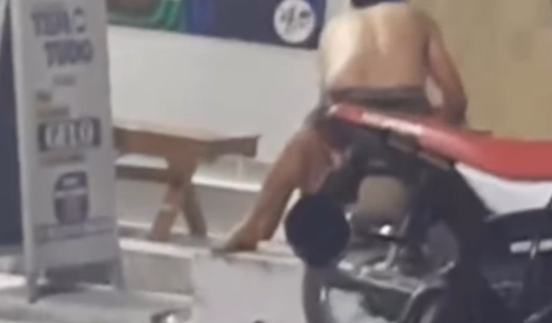 Mulher é espancada pelo companheiro em via pública no Sertão de AL; agressão foi filmada por populares