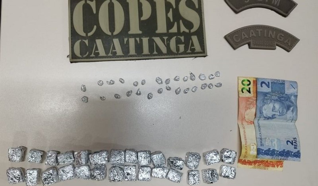 Traficante joga sacola com drogas para despistar policiais tenta fugir mas é preso