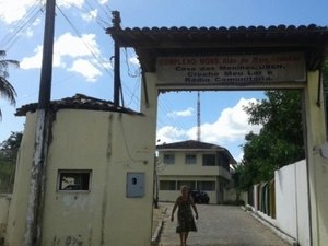 Diretora se defende de acusações de desvios