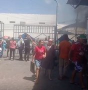 [Vídeo] Pais protestam contra falta de transporte escolar em Maceió e bloqueiam terminal no Benedito Bentes