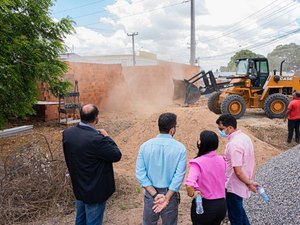 Empresa de ônibus realiza construção irregular em terreno da prefeitura de Arapiraca e Justiça determina reintegração de posse