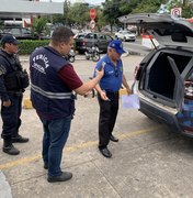 Polícia Científica pericia viatura de Guarda Municipal em confusão com ambulantes no Benedito Bentes