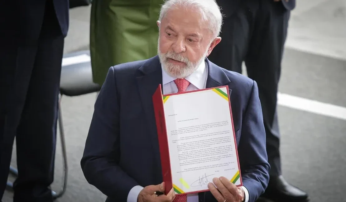 Lula veta integralmente PL que reduz penas de Bolsonaro e condenados por atos golpistas