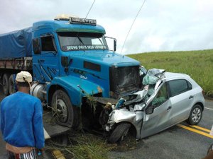 Motorista morre após colidir contra carreta na BR 101