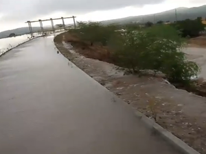 [Vídeo] Águas do Canal do Sertão transbordam após chuvas e abrem crateras às margens do reservatório