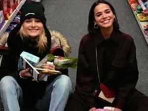 Sasha e Bruna Marquezine se divertem com cachorrinho em NY 