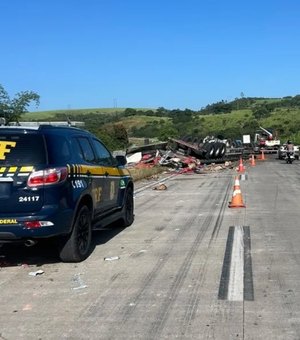 Carreta com material de limpeza tomba na BR-101, em Pilar.